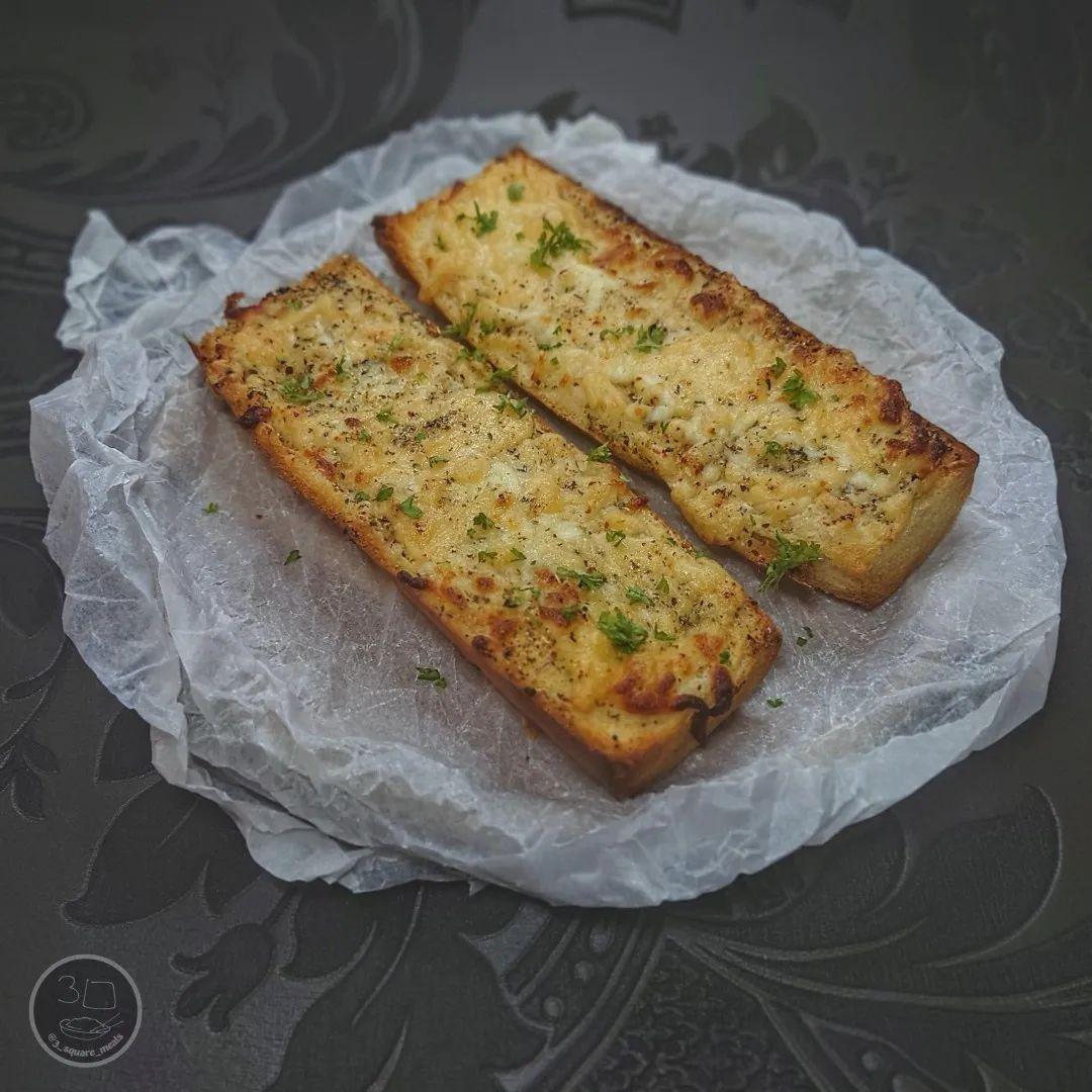 Simple Cheesy Garlic Bread