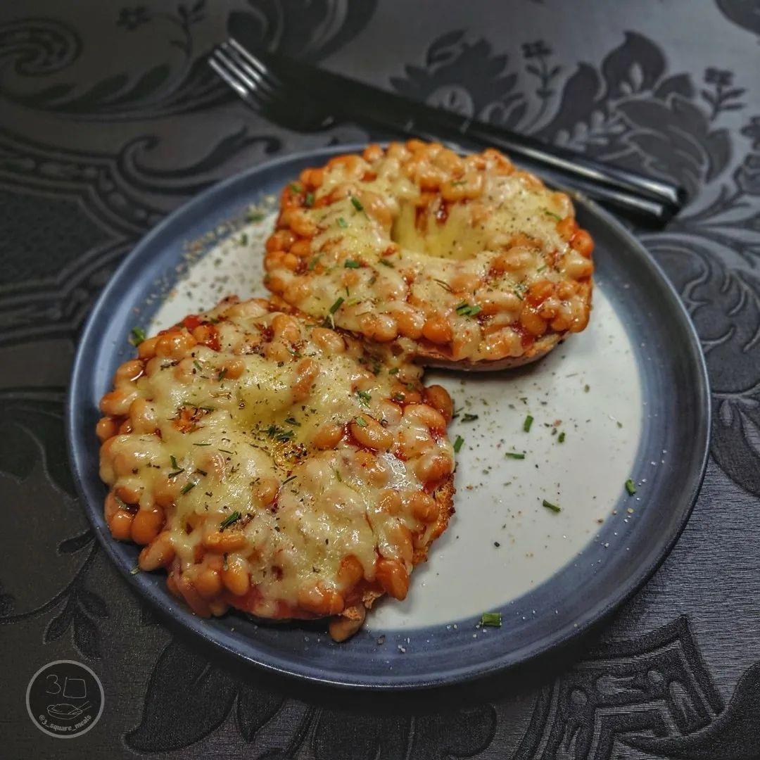 Cheesy Baked Bean Bagel