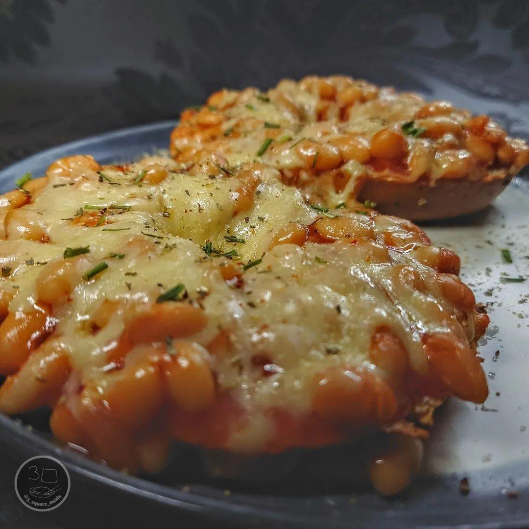 Cheesy Baked Bean Bagel