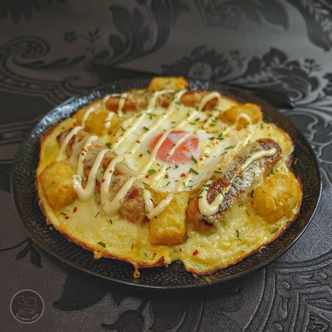 Brunch Omelette with Sausages and Toppings