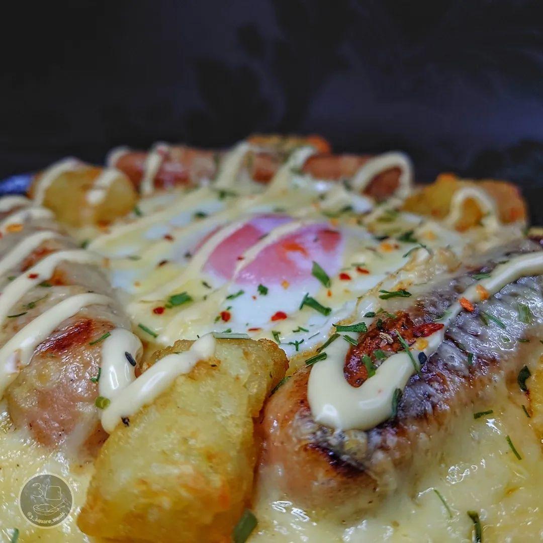Brunch Omelette with Sausages and Toppings