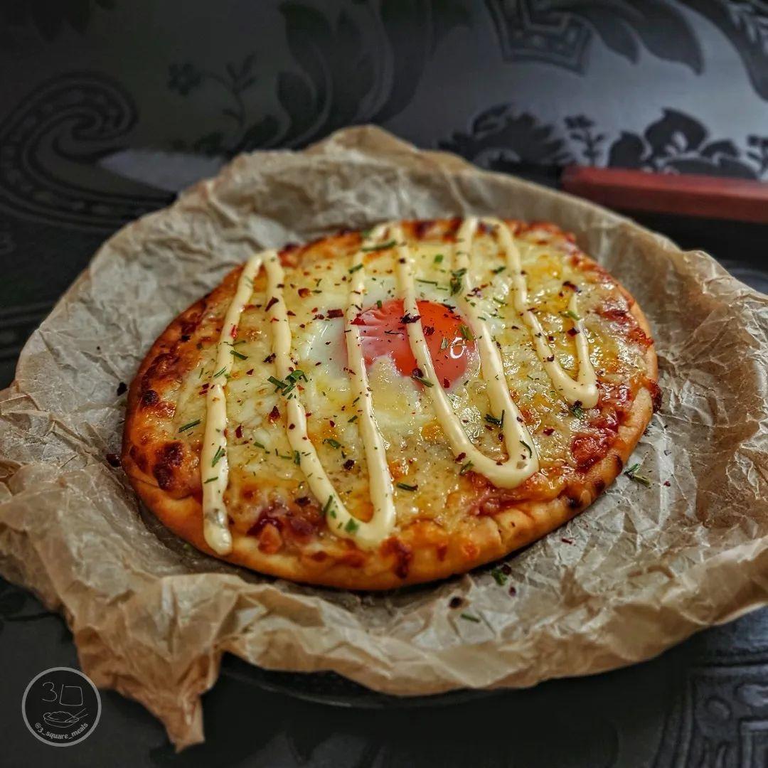 Breakfast Flatbread Pizza with Egg