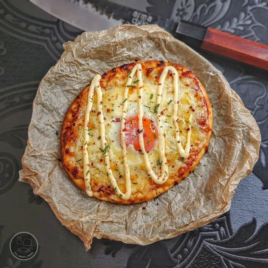 Breakfast Flatbread Pizza with Egg