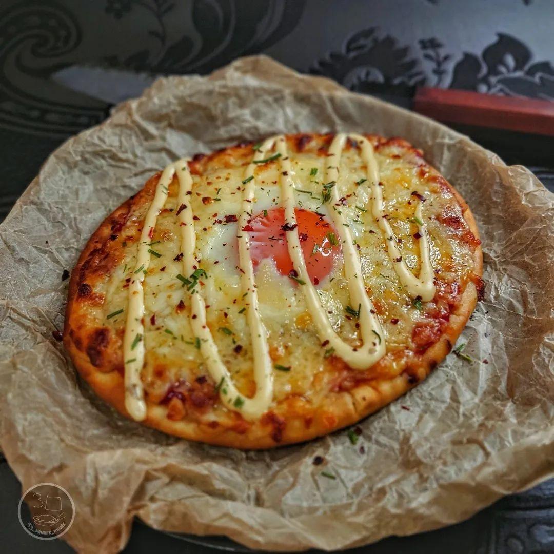 Breakfast Flatbread Pizza with Egg