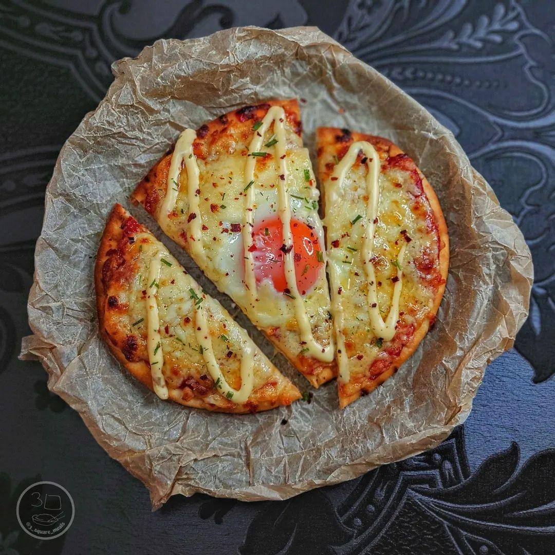 Breakfast Flatbread Pizza with Egg