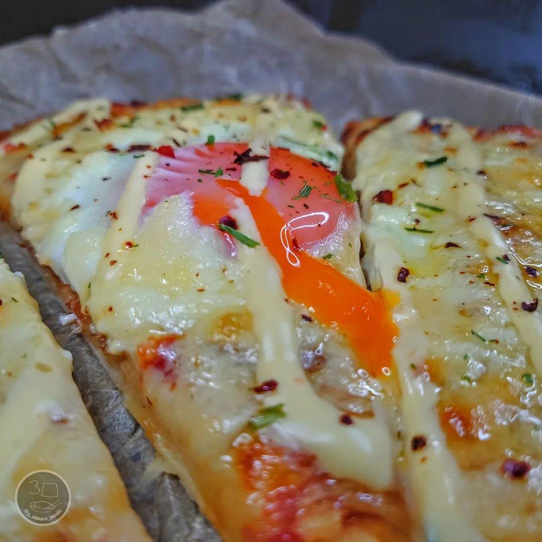 Breakfast Flatbread Pizza with Egg