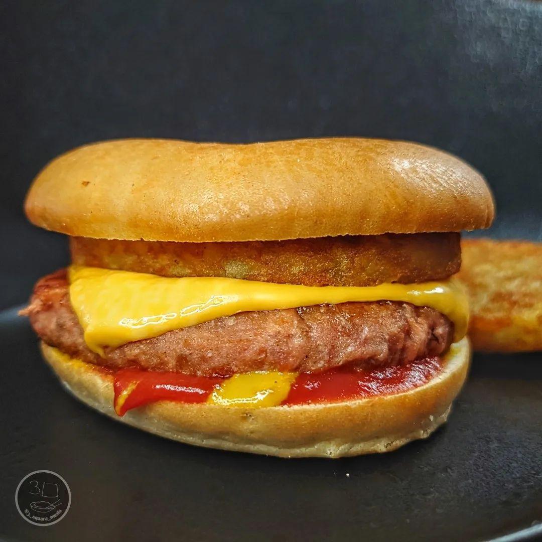 Breakfast Bagel with Sausage and Hash Browns