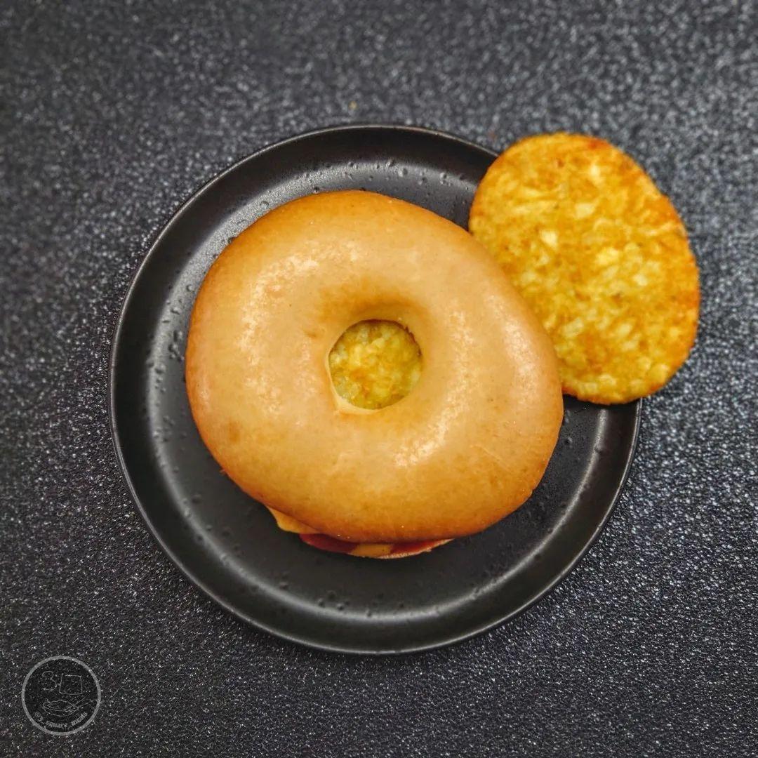 Breakfast Bagel with Sausage and Hash Browns