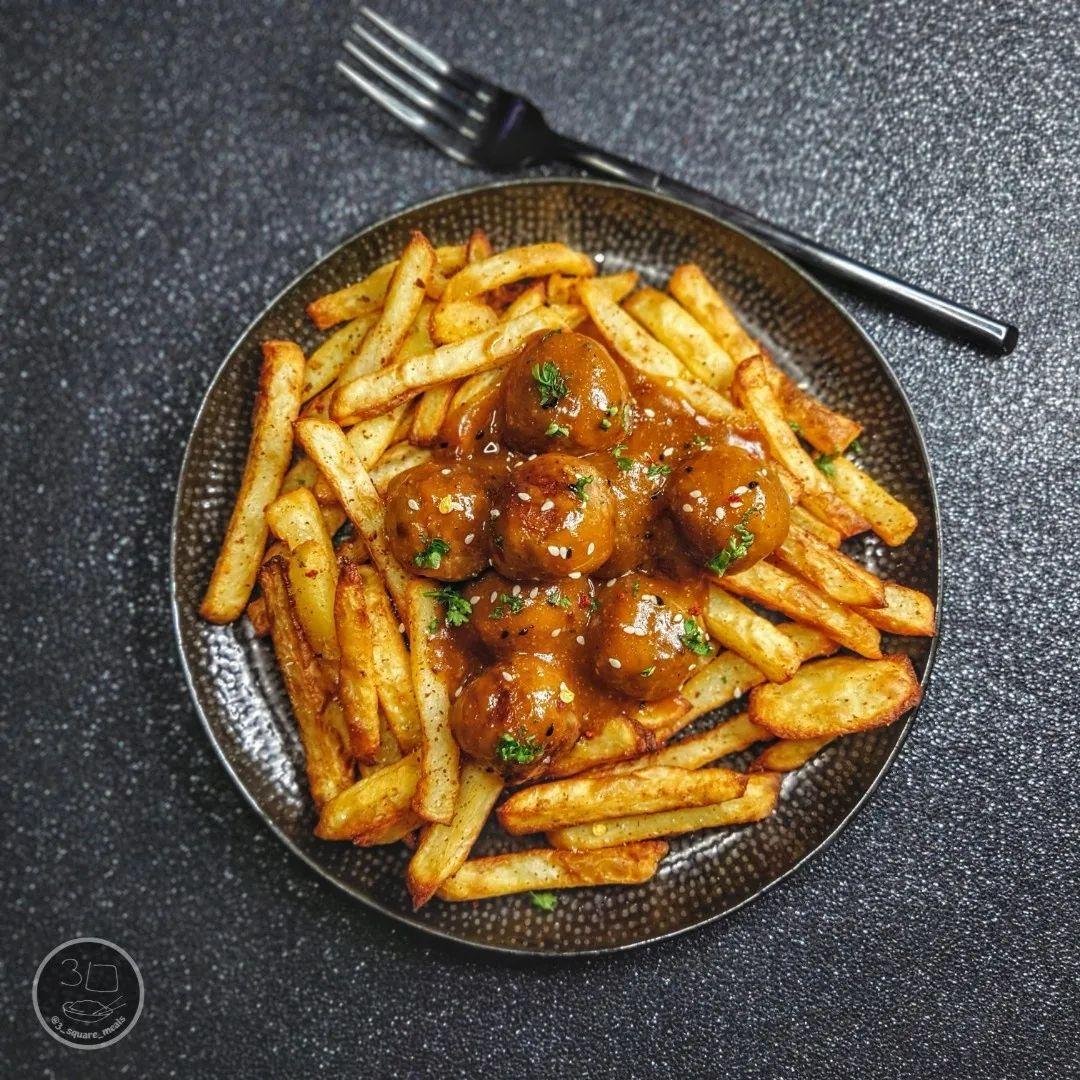 Plant-Based Meatballs with Spicy Gravy and Chips