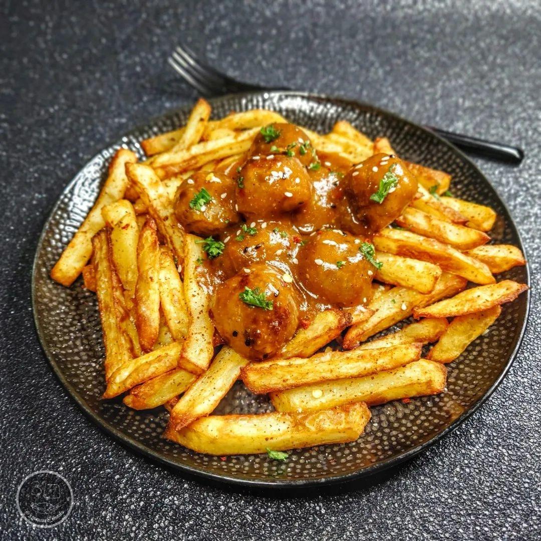 Plant-Based Meatballs with Spicy Gravy and Chips