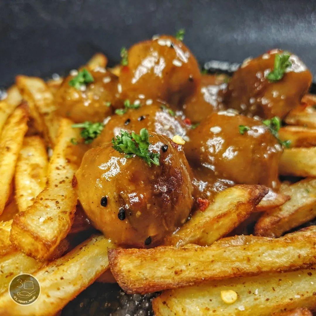 Plant-Based Meatballs with Spicy Gravy and Chips