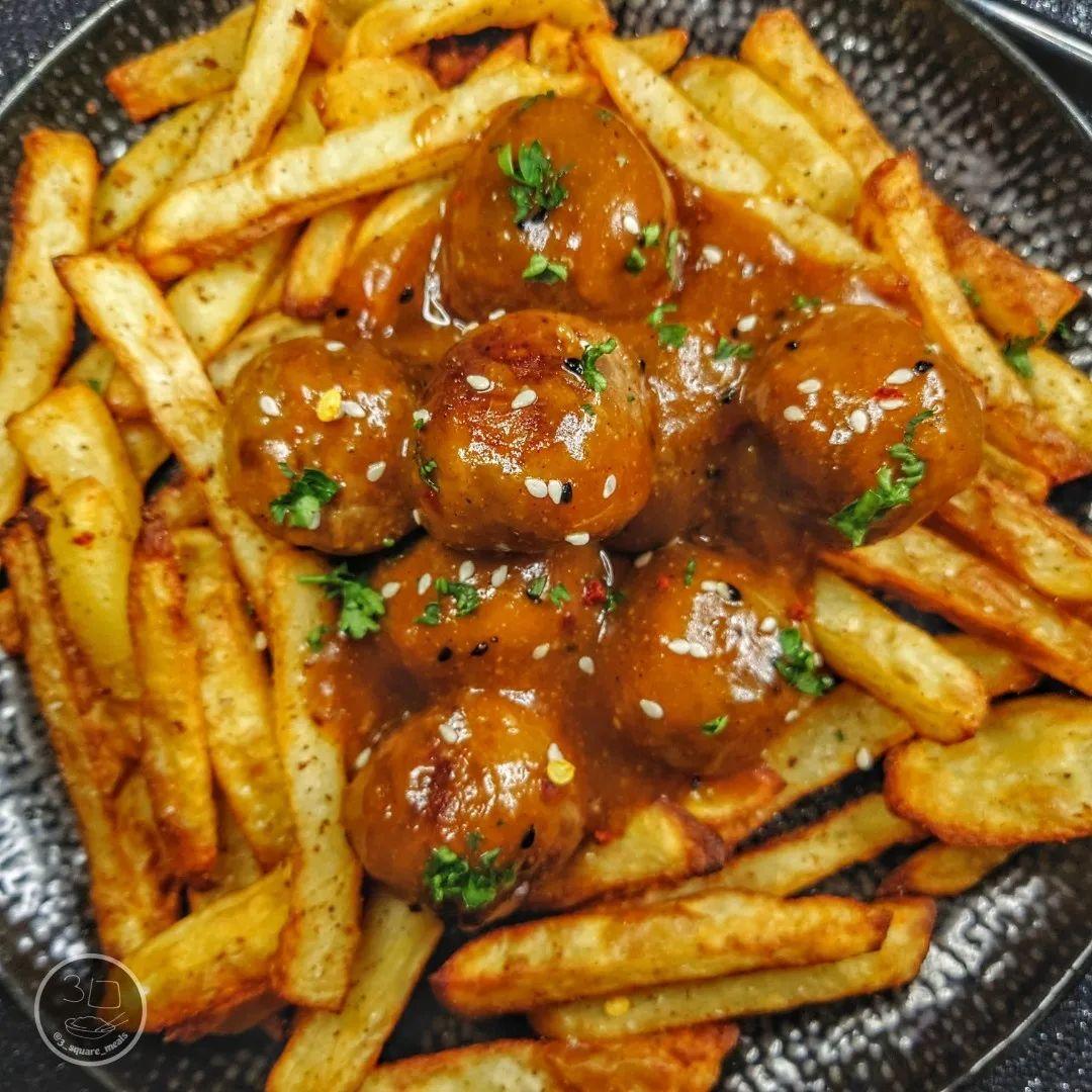 Plant-Based Meatballs with Spicy Gravy and Chips