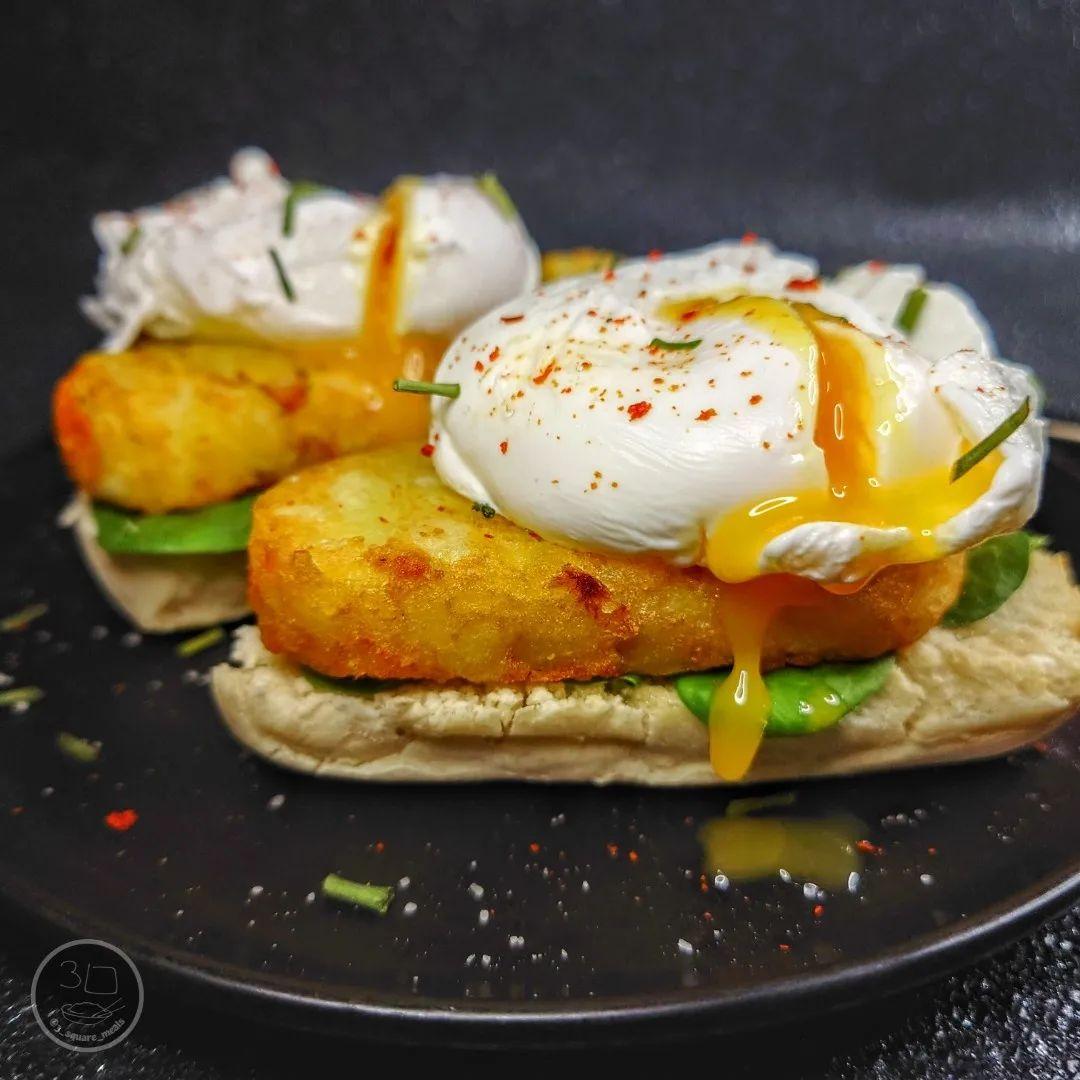 Vegetarian Breakfast with Poached Eggs and Hash Browns