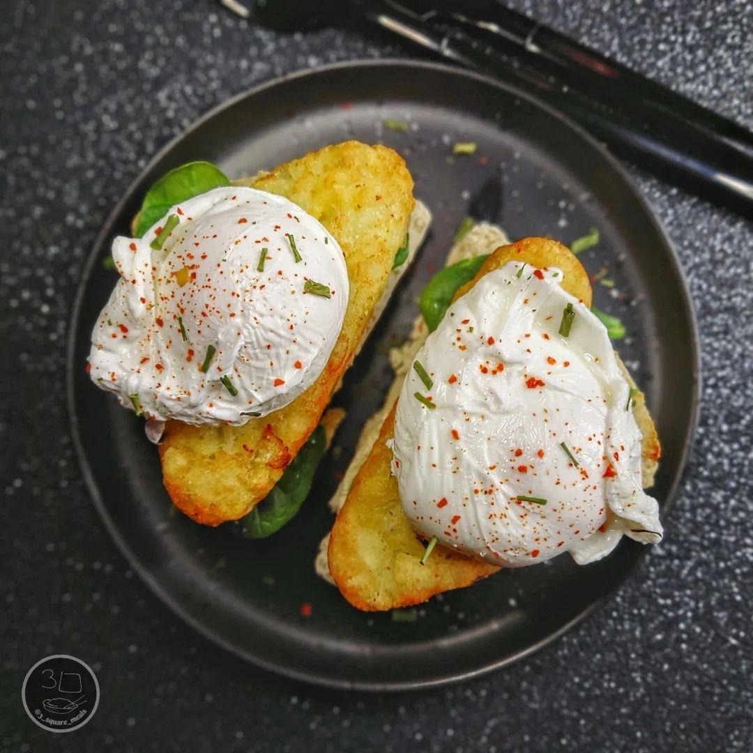 Vegetarian Breakfast with Poached Eggs and Hash Browns