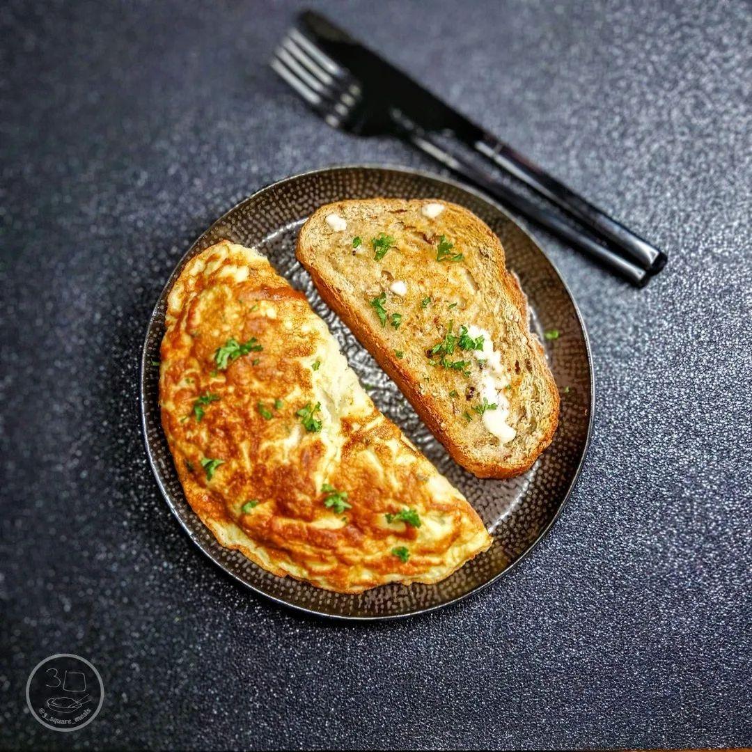 Cheese Omelette and Toast