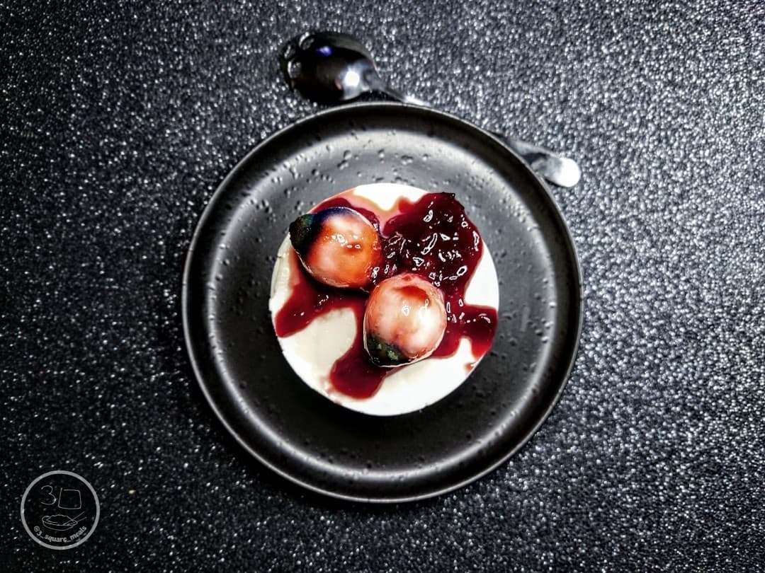 Spooky Halloween Cheesecake with Edible Eyeballs