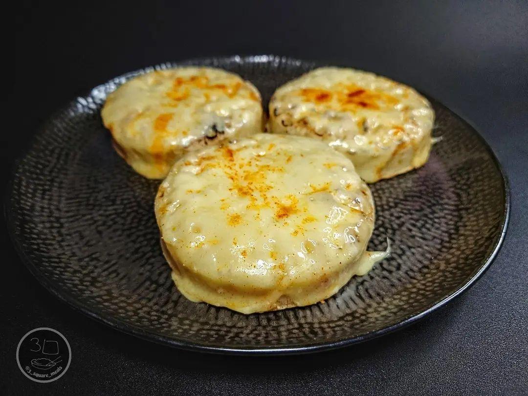 Cheesy Crumpets for Breakfast
