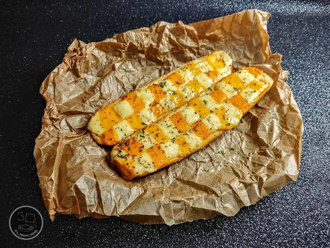 Checkered Garlic Bread for Breakfast
