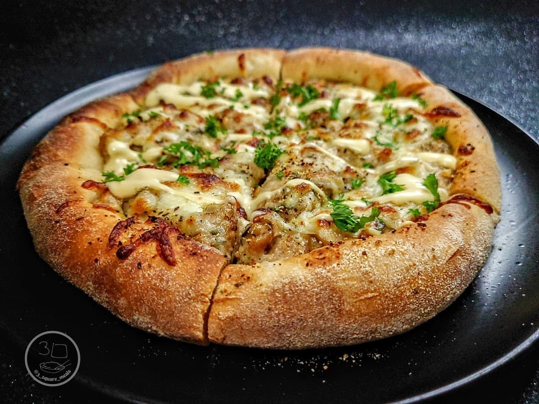 Creamy Garlic Chicken Pizza