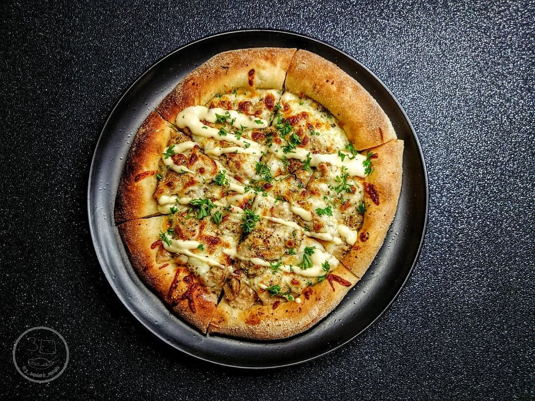 Creamy Garlic Chicken Pizza