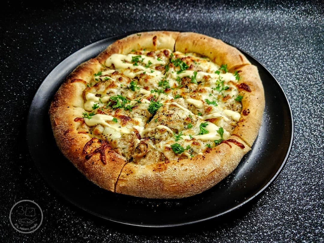 Creamy Garlic Chicken Pizza