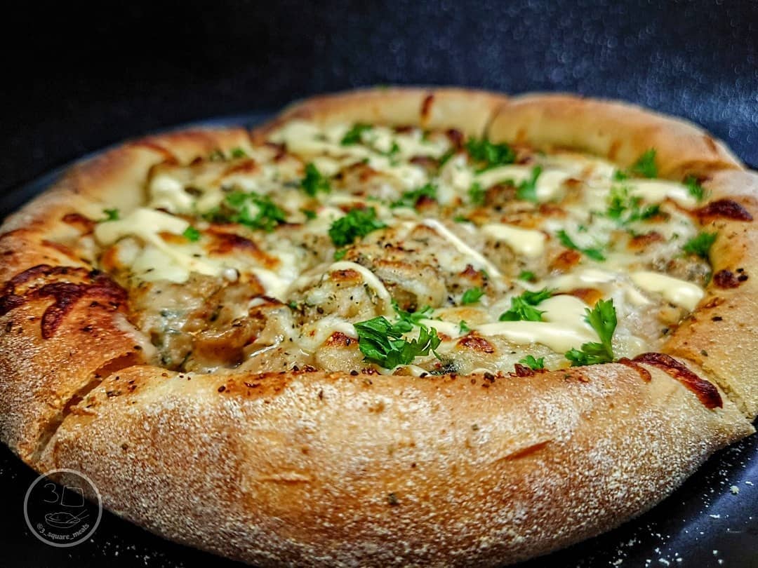 Creamy Garlic Chicken Pizza