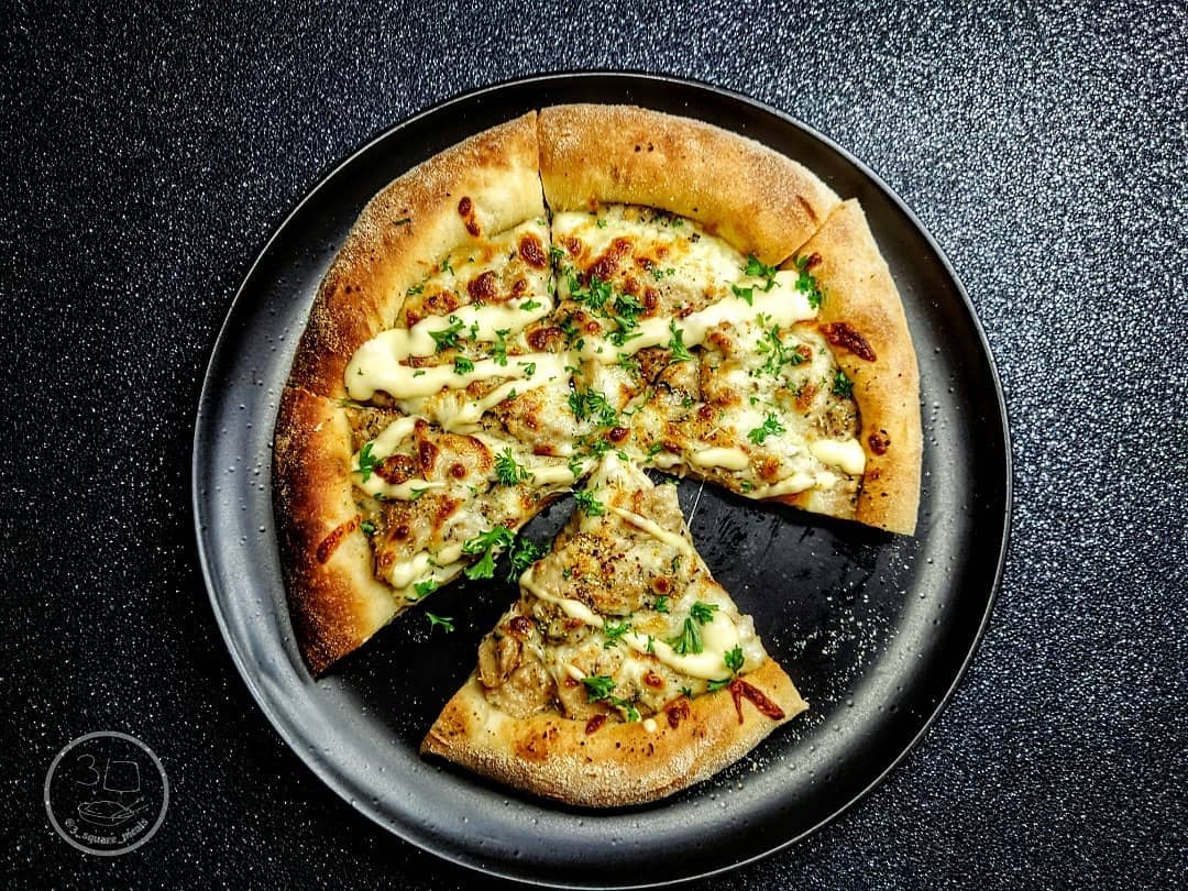 Creamy Garlic Chicken Pizza