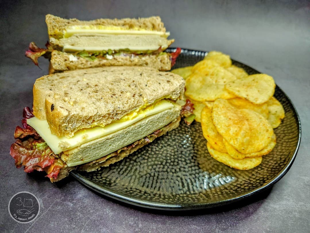 Quick Vegetarian Sandwich with Crisps