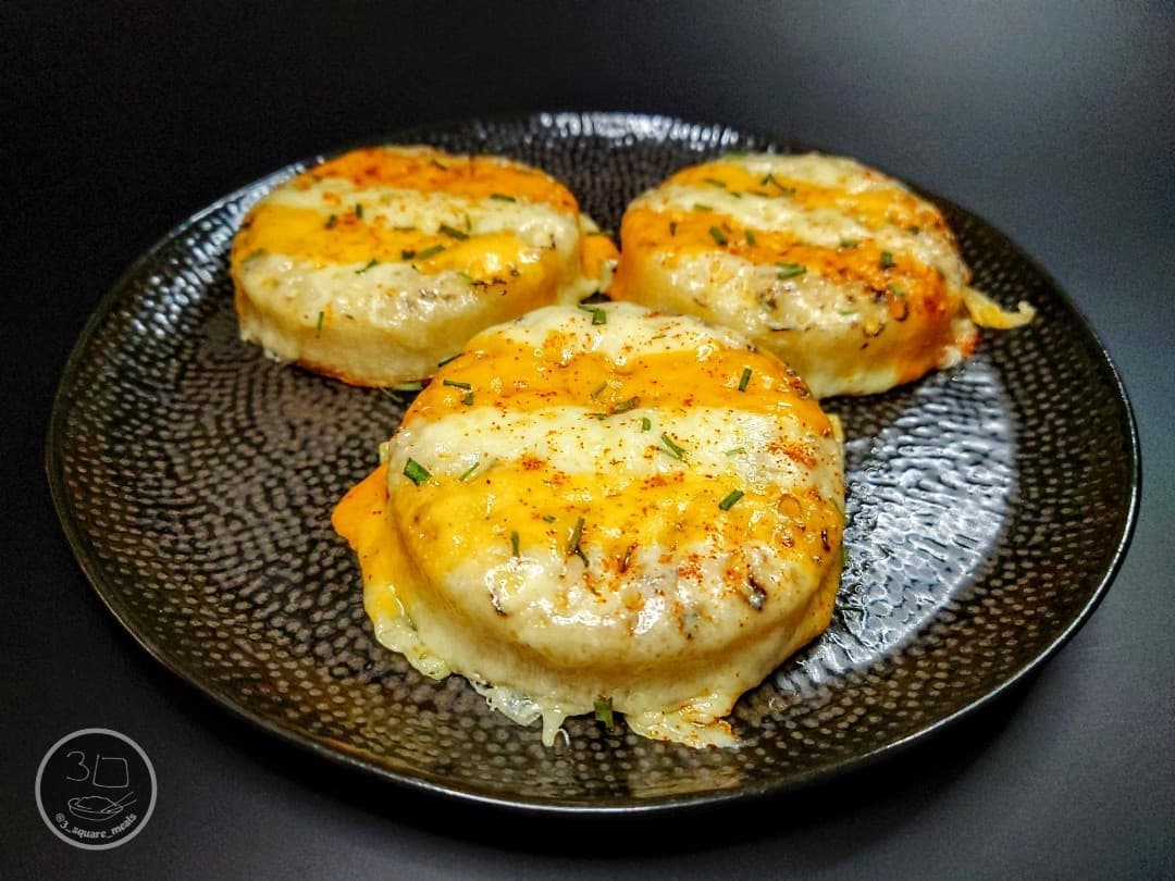 Toasted Crumpets with Cheese and Spices