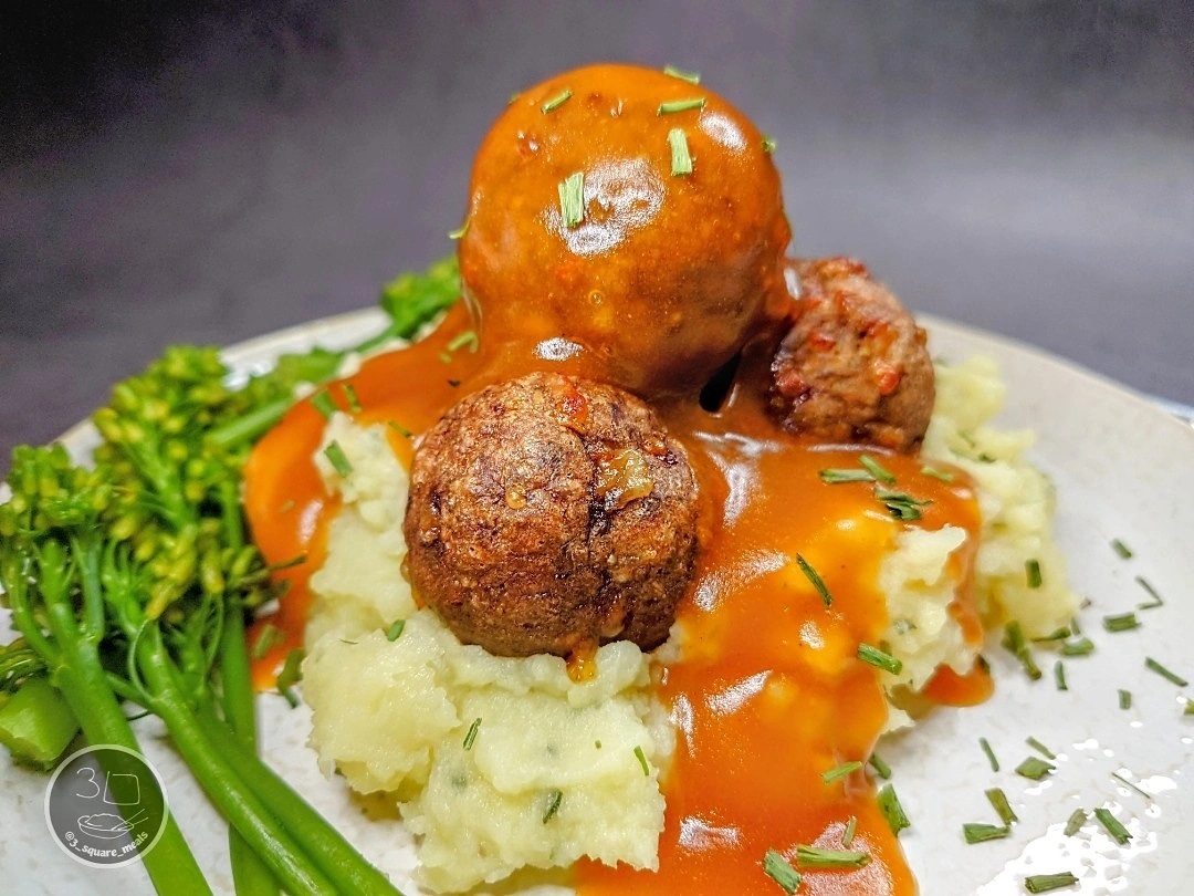 Plant-Based Meatballs with Mash and Gravy