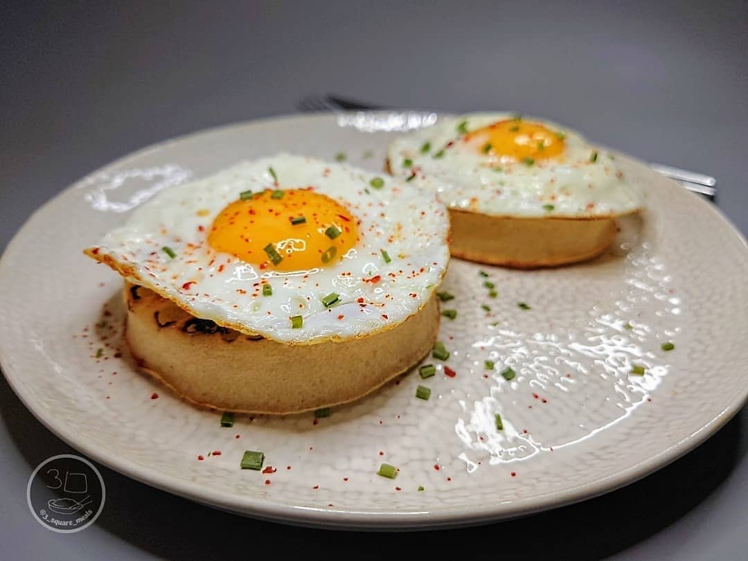 Fried Eggs with Crumpets