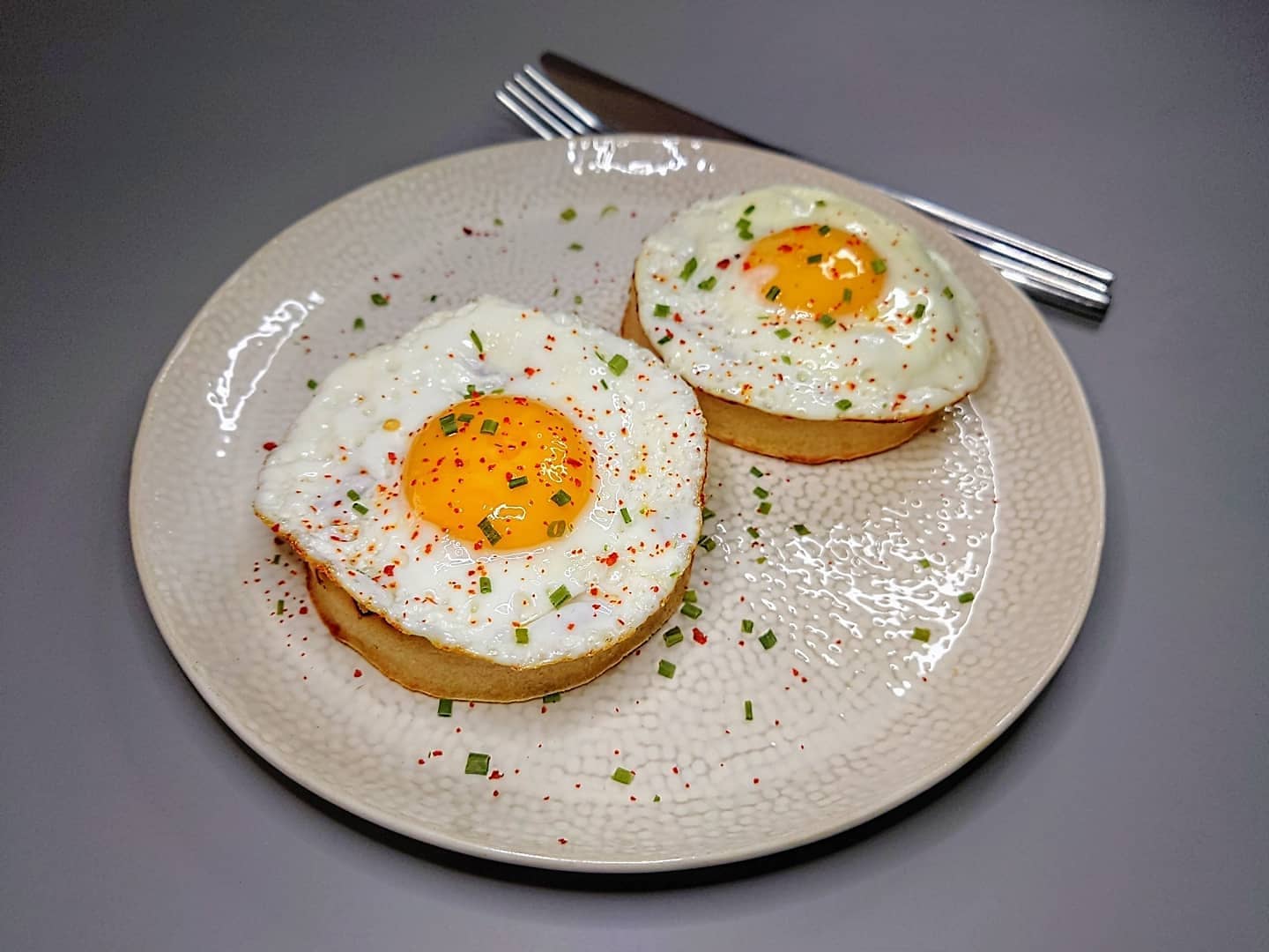 Fried Eggs with Crumpets