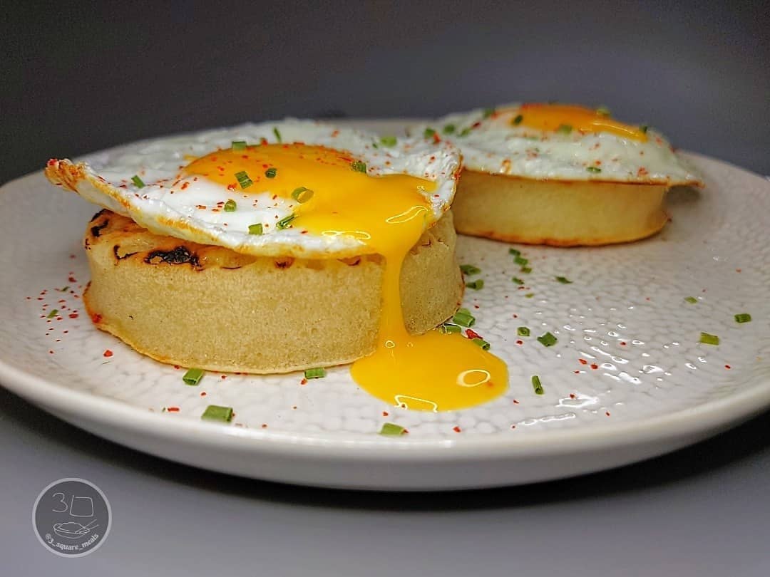 Fried Eggs with Crumpets