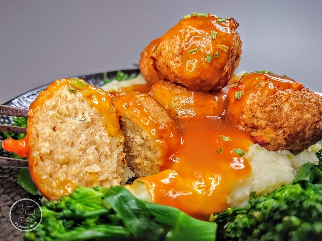 Vegetarian Meatballs with Mash and Gravy