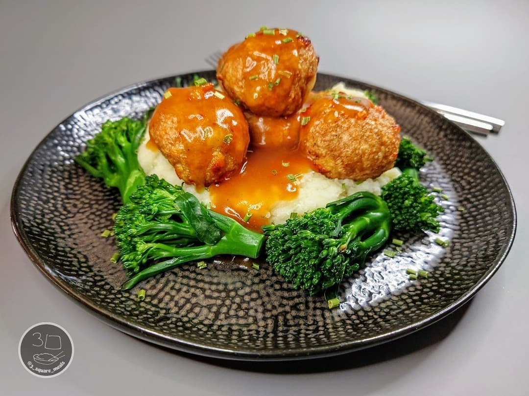 Vegetarian Meatballs with Mash and Gravy