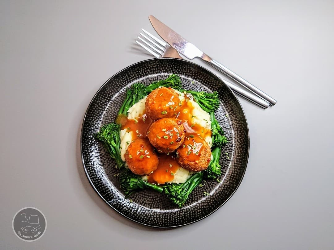 Vegetarian Meatballs with Mash and Gravy