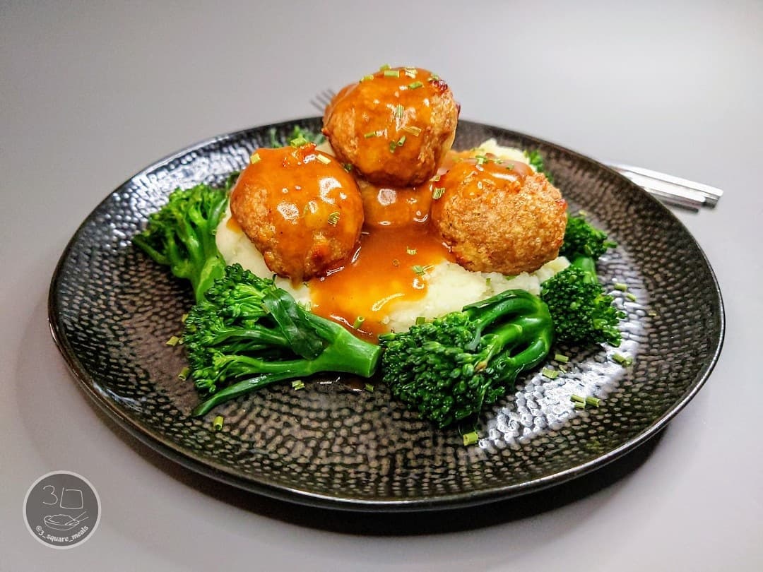 Vegetarian Meatballs with Mash and Gravy