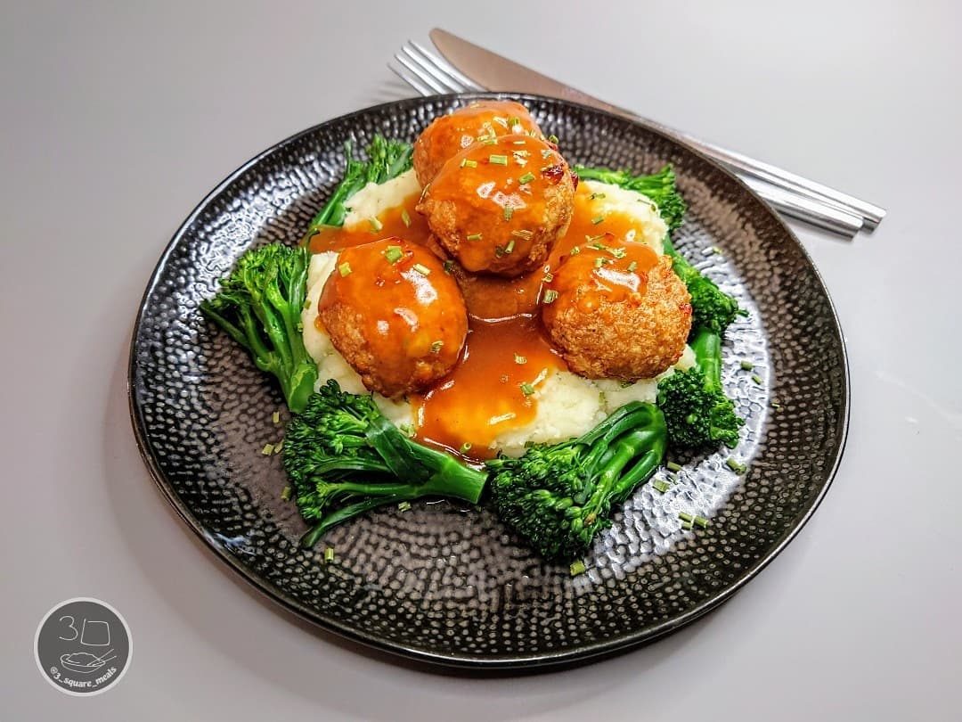 Vegetarian Meatballs with Mash and Gravy