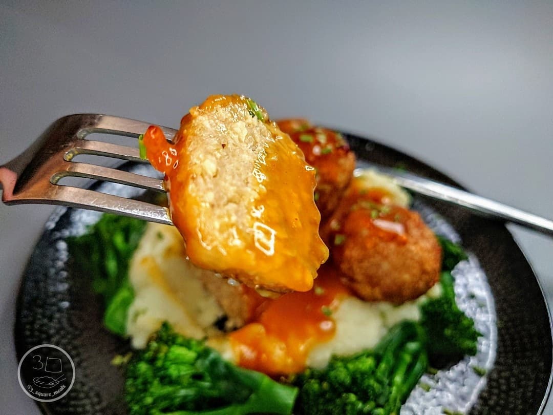 Vegetarian Meatballs with Mash and Gravy