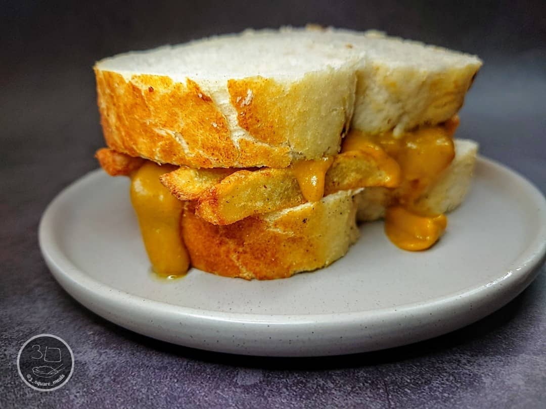 Chips and Curry Sauce Sandwich