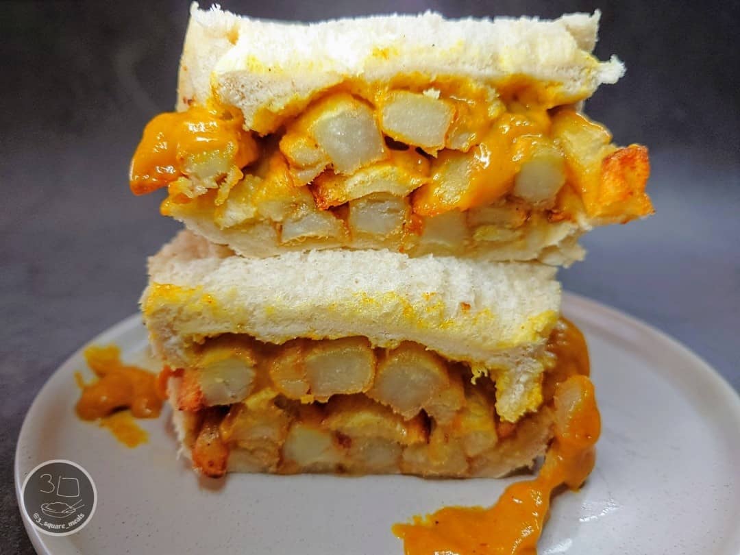Chips and Curry Sauce Sandwich