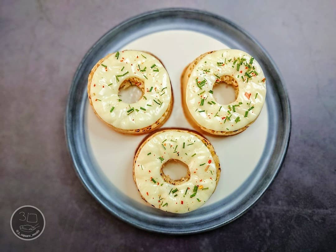 Toasted Crumpets with Cheese and Chilli