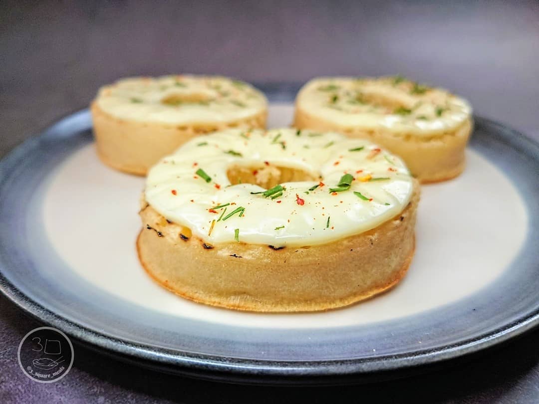 Toasted Crumpets with Cheese and Chilli
