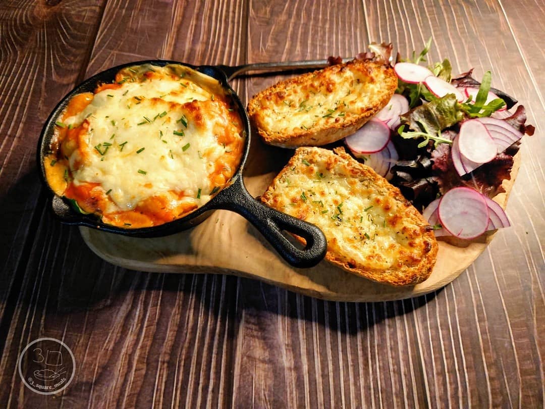 Ravioli Lasagne with Garlic Bread
