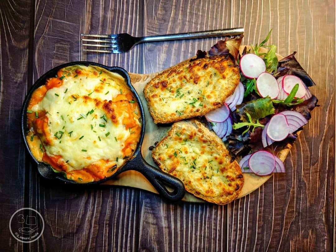 Ravioli Lasagne with Garlic Bread