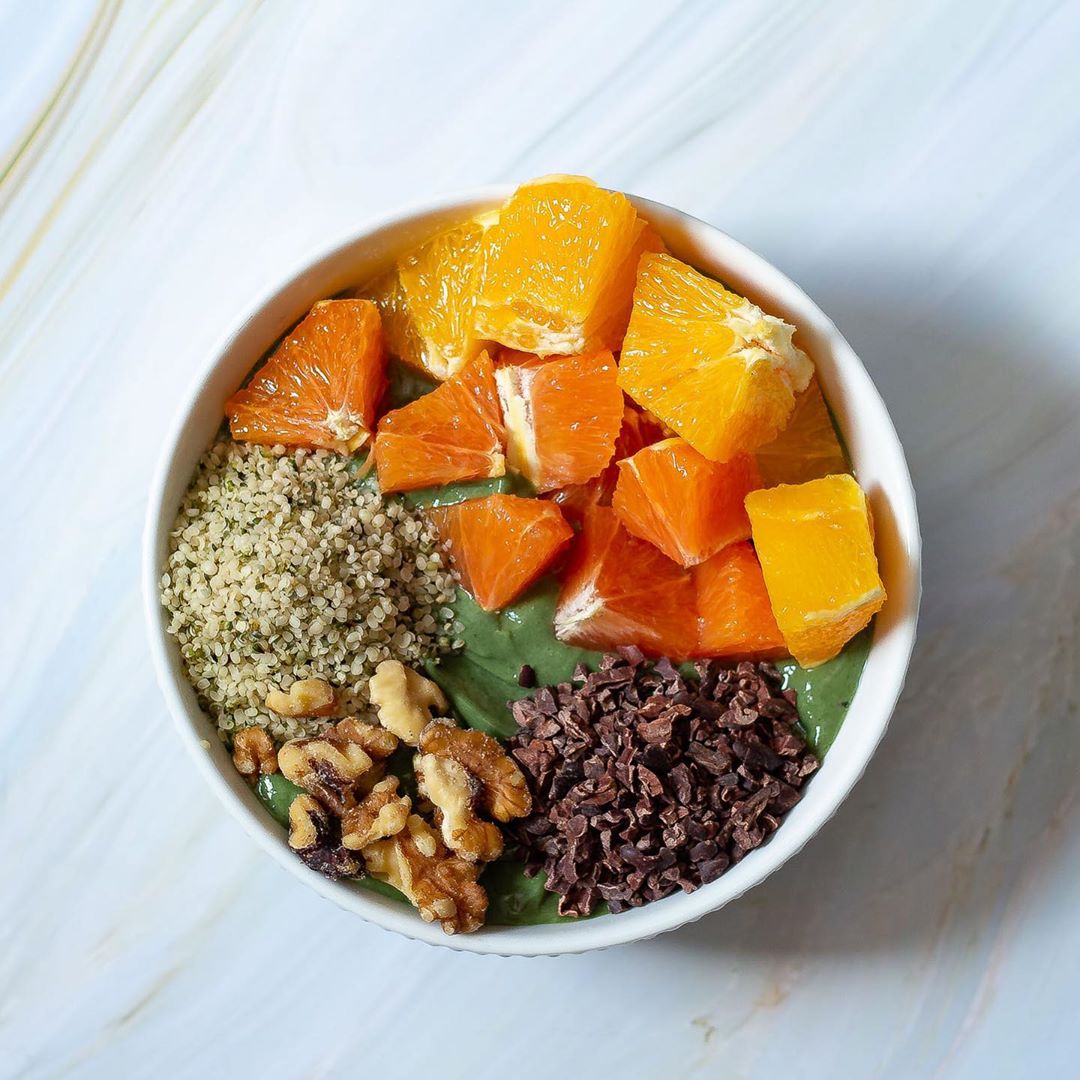 Nutritious Green Smoothie Bowl with Antioxidants and Vitamins