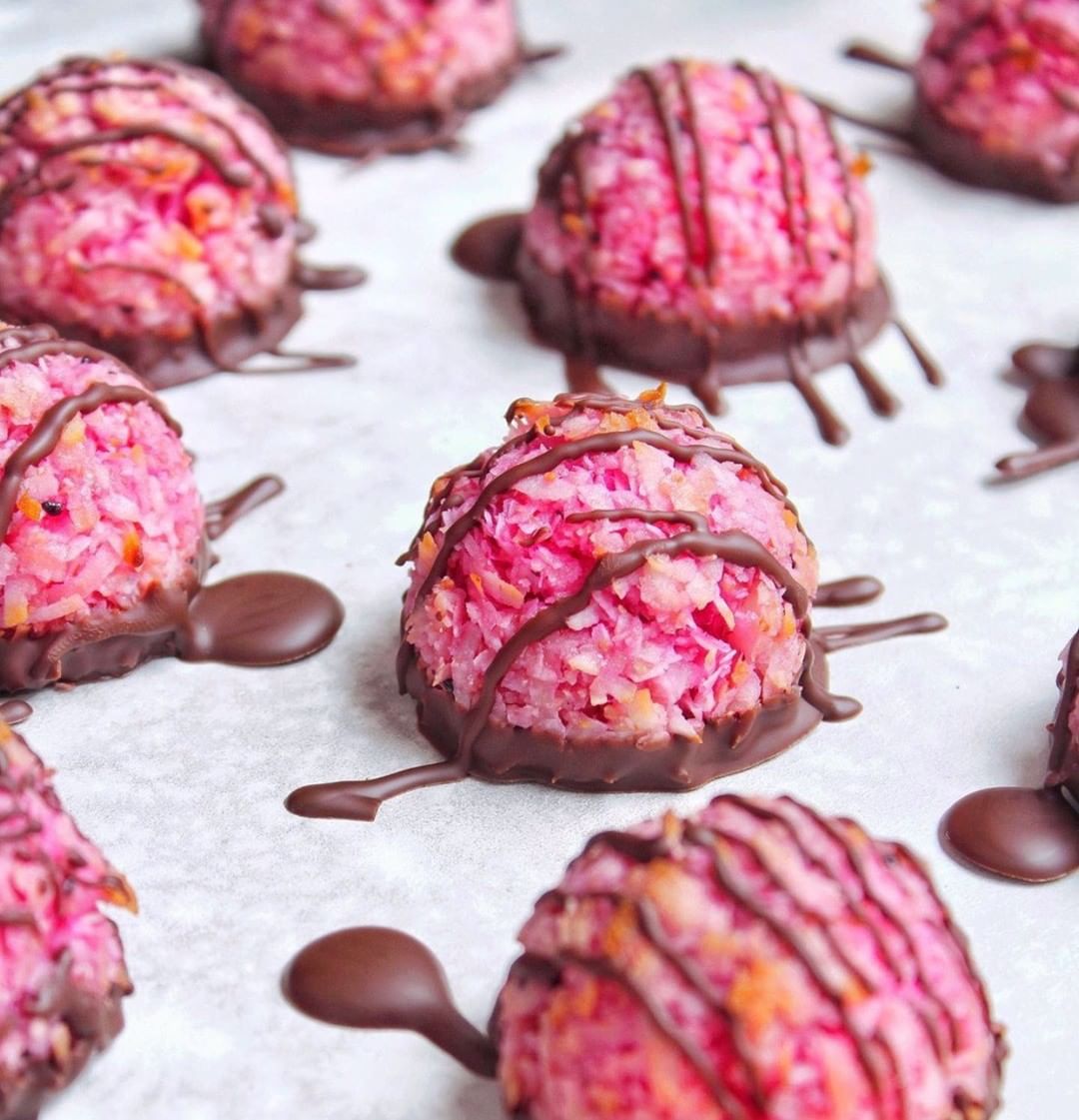 Vegan Pink Pitaya Macaroons with Chocolate Drizzle