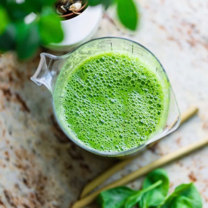 Green Smoothie with Spinach and Berries
