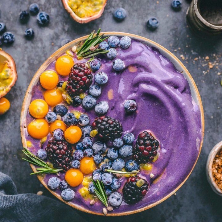 Banana Spirulina Mango Smoothie