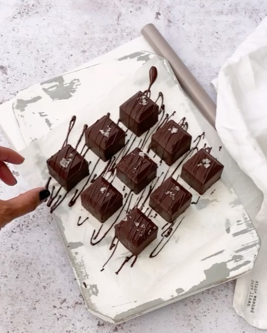 2-Ingredient Healthy Chocolate Fudge